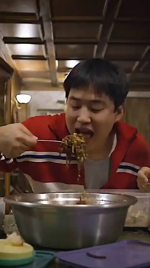 看正峰欧巴吃东西简直是种享受这才是干饭人该有的样子