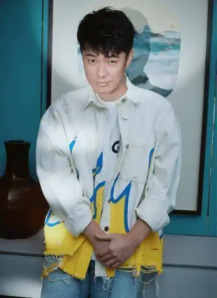 照片中的陈赫,在那个没有美颜和滤镜的年代,看上去确实非常帅气.