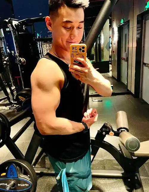 爱健身的空少,撸铁锻造出肌肉好身材,穿上制服男人味儿十足!