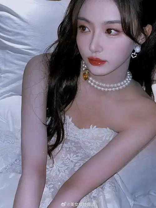 孔雪儿双马尾抹胸裙