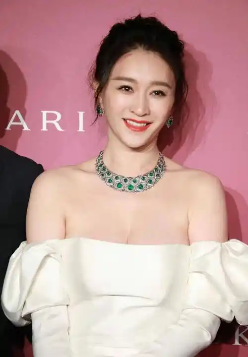 李小冉长相惊艳,白色抹胸裙搭配绿色首饰,清新精致的眼神好诱人_钻石