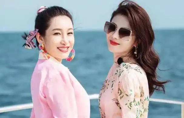 刘涛和秦海璐是娱乐圈的闺蜜,她们从拍摄《女人花》开始就结下了深厚