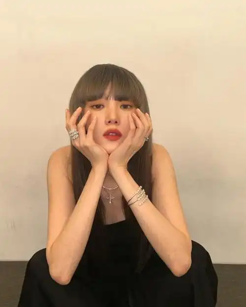 韩国女艺人李圣经近日在社交平台发布一组近照,她在这组照片中身穿