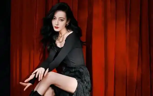迪丽热巴被认为是娱乐圈中身材最好的女星之一,尽管她自称为"胖