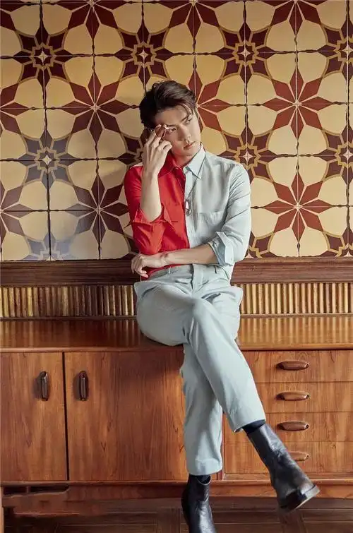 大红衬衣很土穿在吴世勋身上依旧是小公子门面担当没让我失望