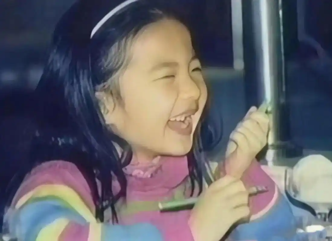 我要被这两张照片逗笑了:小时候的刘亦菲. [大笑]真的很可爱呀