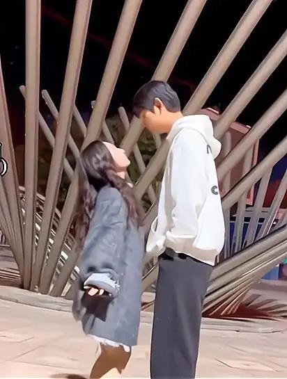 情侣晒甜蜜日常,31cm身高差 上演360°接吻-度小视