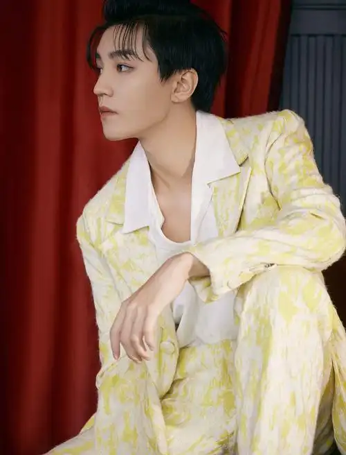 王俊凯复古红大片曝光浪漫少年明媚清凉