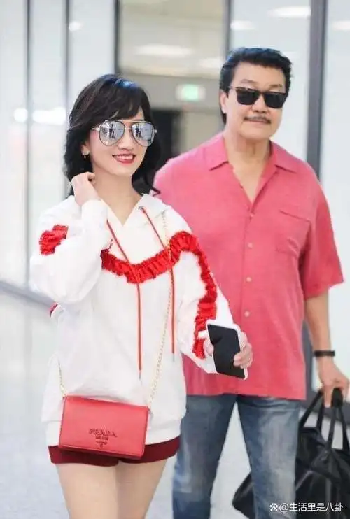 赵雅芝与老公秀恩爱,8岁之差像两辈人,男方拎包全程护着很体贴