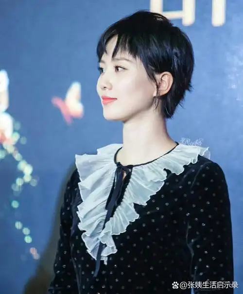 刘诗诗以短发造型亮相.短发的她俏皮灵动气质.