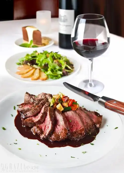 能够瞬间提升吃货们幸福感的牛排与葡萄酒是西餐中最为经典的搭配