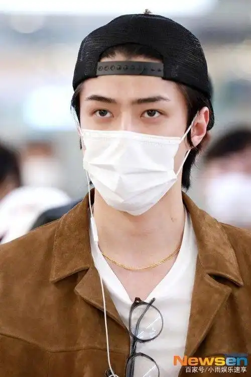 exo吴世勋从济州岛返回韩国,口罩也阻挡不住的高清美颜!