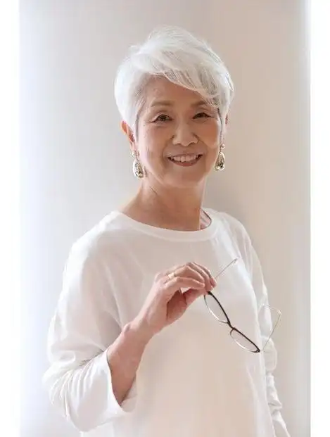 58到88的女性,发型这样剪,花白头发也很美