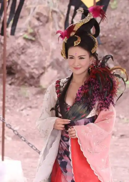 第三美:麦迪娜,剧中饰演玉磬,玉石琵琶精化身,玉磬是一个法术不高,不