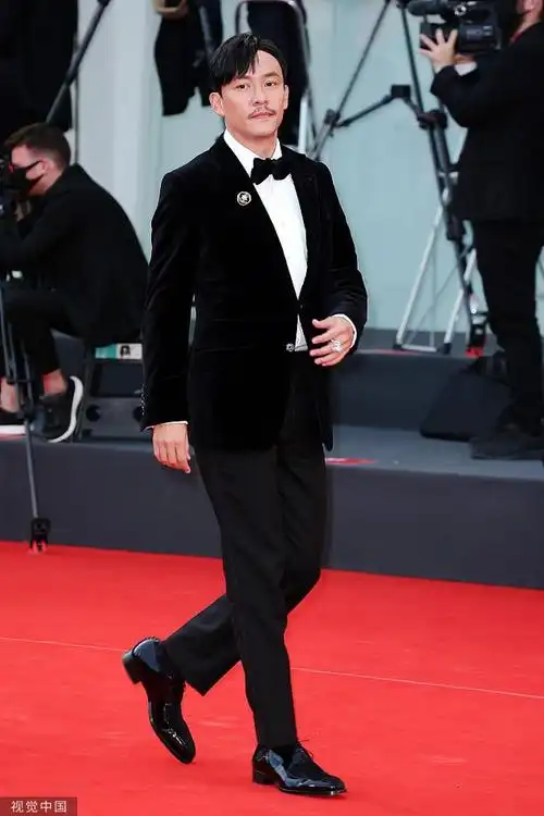 9月3日,第78届威尼斯电影节,电影《沙丘》首映,张震西装革履儒雅亮相