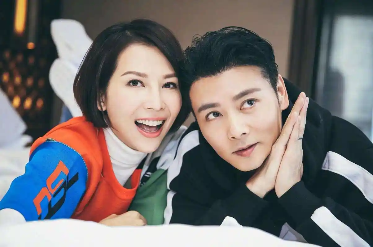 蔡少芬三胎孕肚照曝光,和老公张晋相拥海边,好幸福的两口子