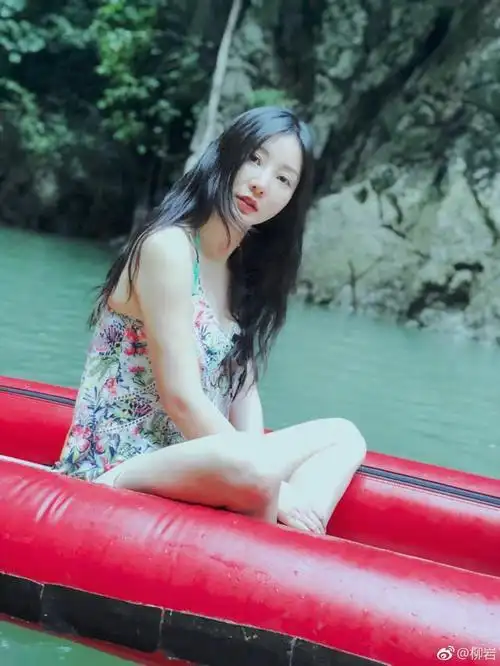 柳岩身穿泳衣峡谷写真 头戴花环仙气十足 网友:身材真心服气
