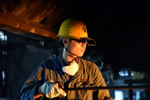 《赤火烈焰战高温》炼钢工人