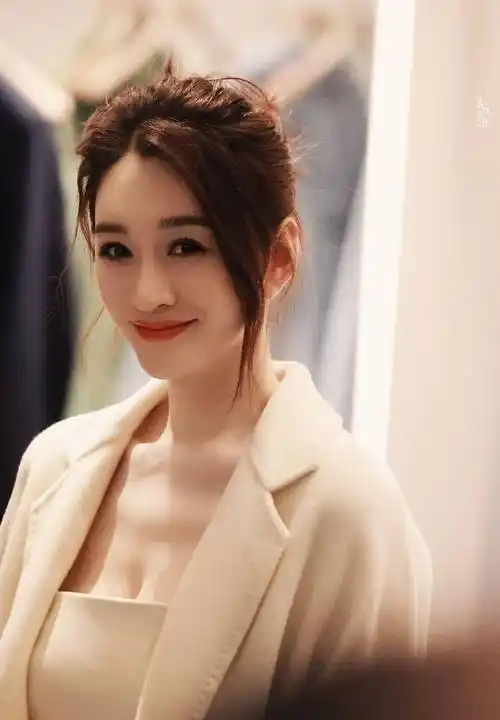 47岁李小冉穿出白到发光的惊艳效果_时尚_人们_造型