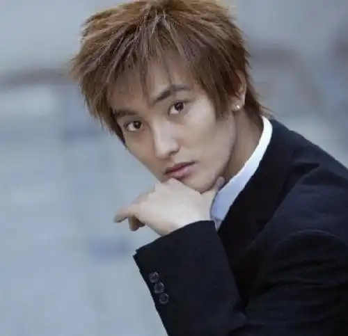 看了包先生和付鹏的合影包先生侧脸和安七炫有点像为什么都说他吃藕