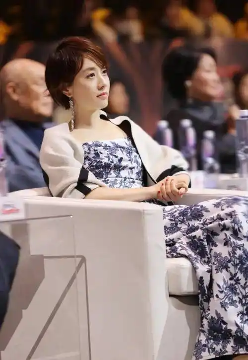 马伊琍最新写真,黑色镂空裙秀出好身材,44岁状态太不科学_女儿_短发