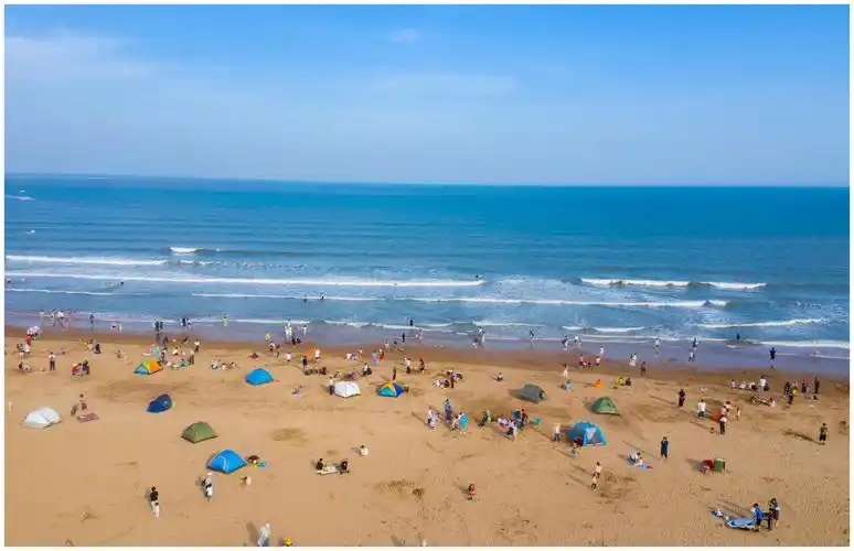 青岛石老人海水浴场,蓝天白云,大海沙滩,休闲度假的好去处