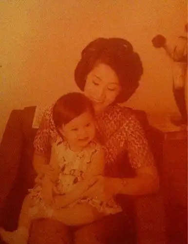 组图:42岁李嘉欣罕见儿时旧照首曝光 笑容纯美