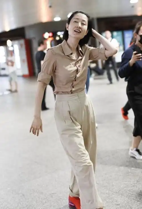 刘敏涛太酷了,穿素衣剃光头上节目,完全不在乎他人眼光