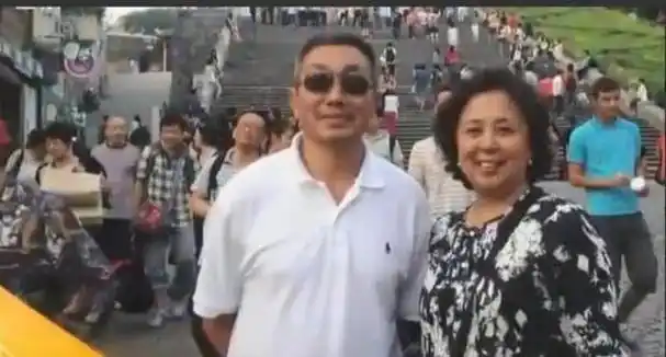 杜源:4岁认识爱妻,结婚41年生一女,如今女儿是他的骄傲