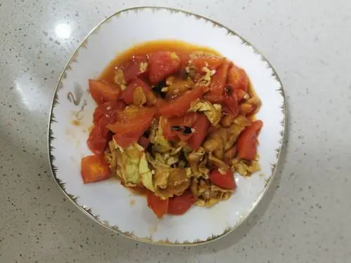 张行健学做菜之西红柿炒鸡蛋 写美篇  今天,爸爸妈妈教会我一道简单又