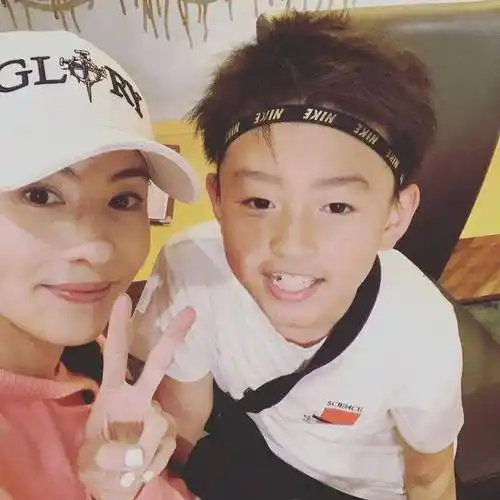 曝张柏芝怀四胎?