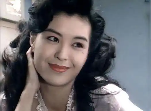 伍咏薇,1969年出生于香港.