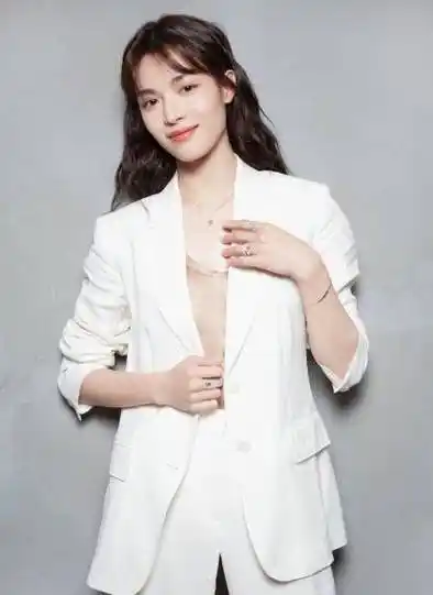 曾被冯小刚成龙所捧红,年轻轻轻,却被网友称为:最美女鬼_钟楚曦_成功