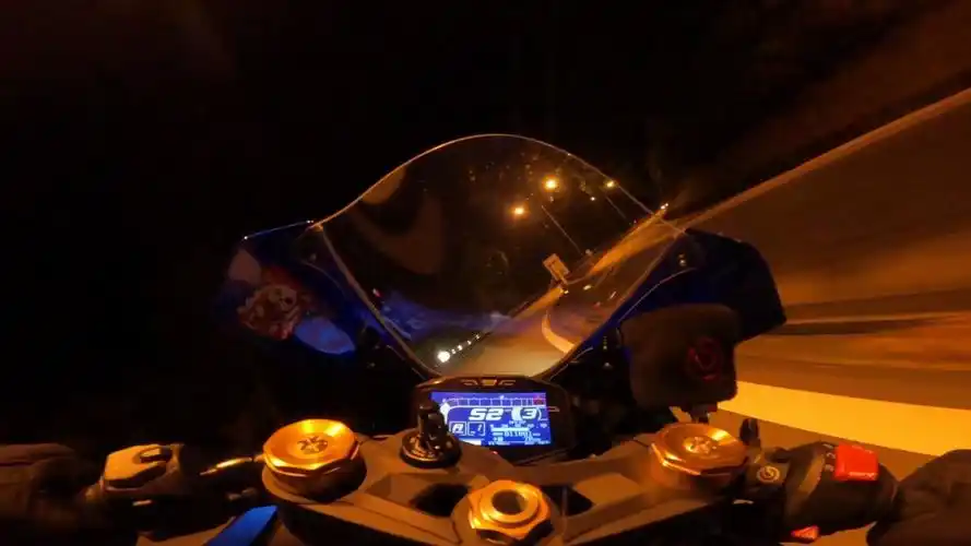 铃木gsxr1000r | 第一视角夜间高速公路骑行!_哔哩哔哩_bilibili