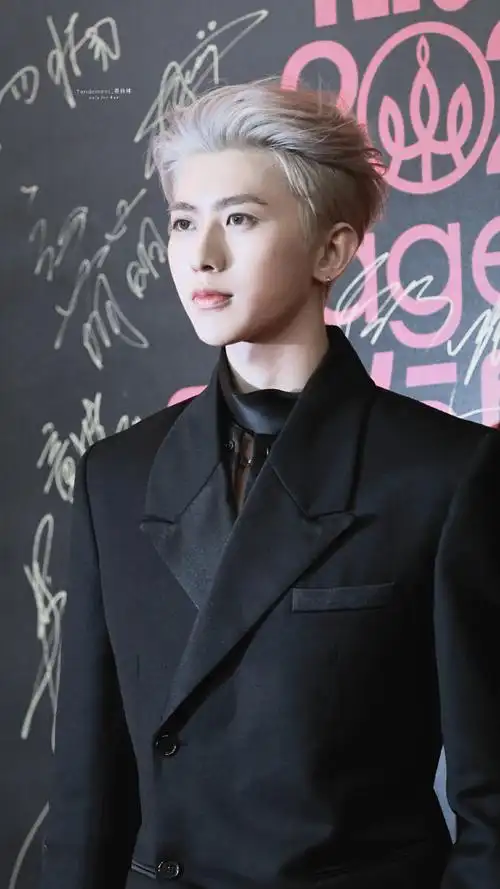 蔡徐坤银发背头走红毯#2020cosmo红毯@蔡徐坤