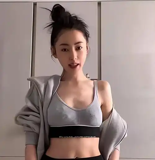 出道12年却未满30岁,张天爱秀裸肩吃早餐,网友:先穿好衣服_年龄_身材