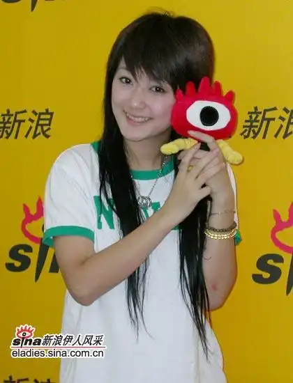 组图:超级女声热门选手夏颖作客新浪风采(6)