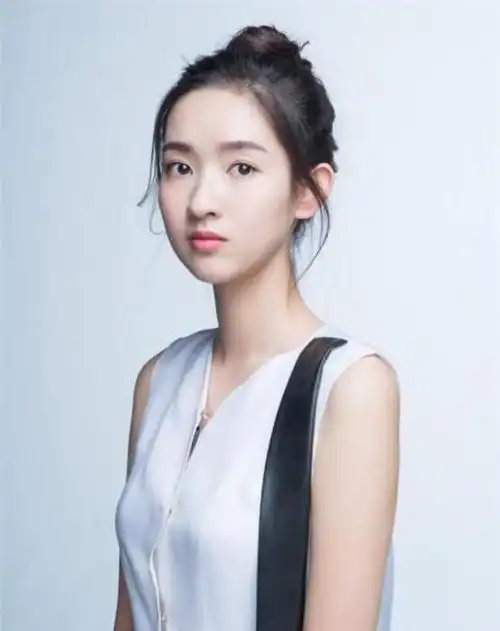 少年派邓小琪美腿好抢镜一出道就和李易峰演情侣果然不简单