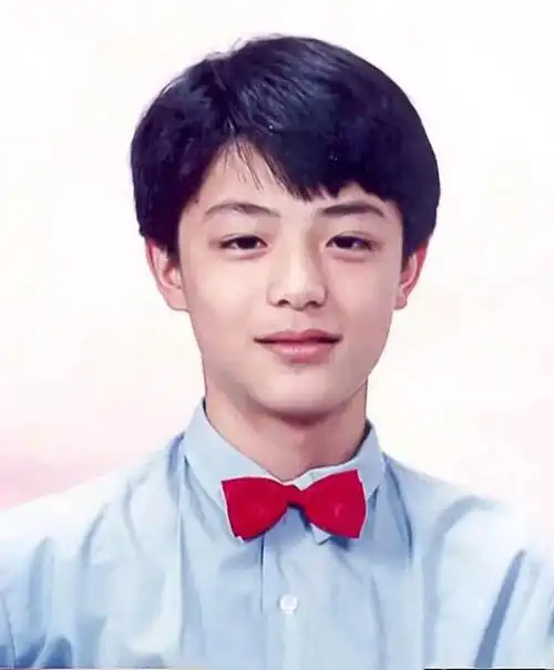 童年照片纷纷被扒出,盘点这些童年旧照,吴亦凡青涩帅气和现在眉眼无差