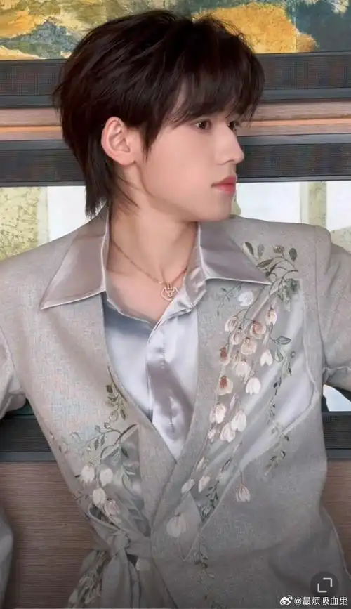 完美侧颜,诱人锁骨#宋亚轩铃兰花刺绣西装