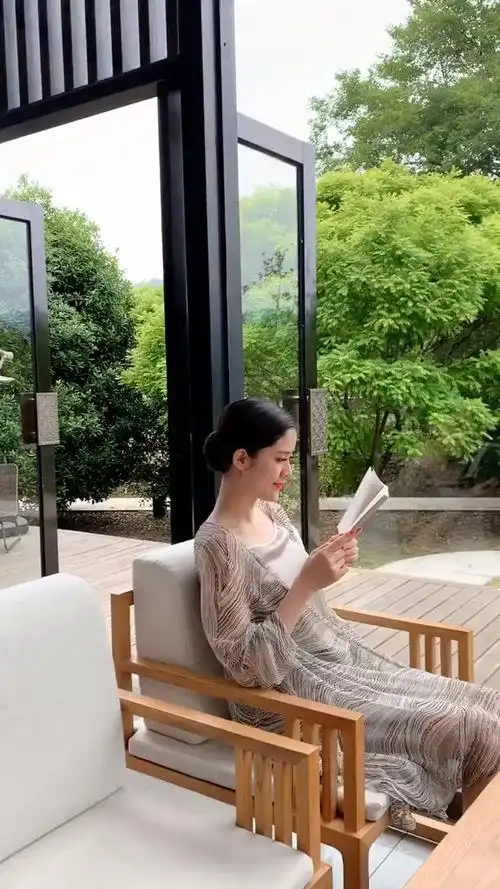 找个安静的时间,看看书提升一下自己.#优雅的女人