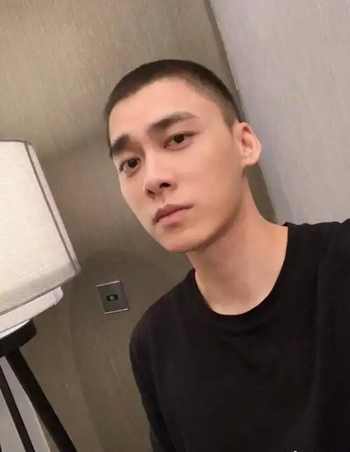 都说看一个男人帅不帅,把他推成寸头就知道了.