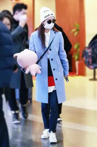 赵丽颖现身街拍,穿开衫毛衣配牛仔裤摆造型,网友:美呆了!