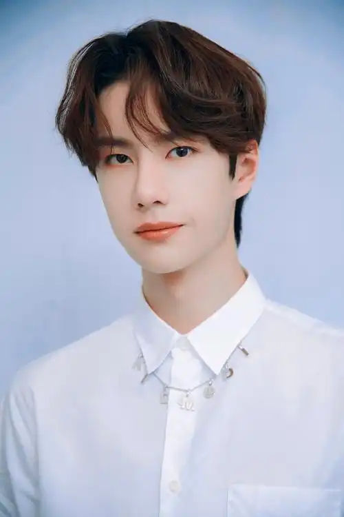 王一博白衬衫证件照