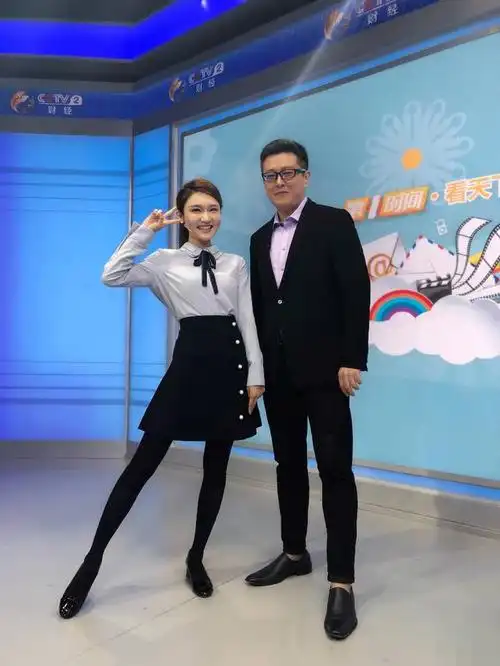 龙洋,张腾岳在《第一时间》演播室,真实上演90后女生与70后大叔之间的