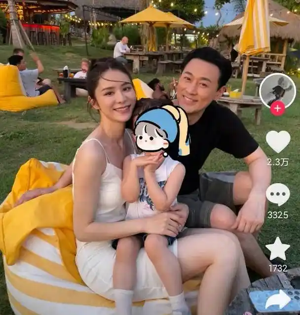 岁林峰近照曝光,嘴唇发白身体似欠佳,小11岁老婆晒性感泳装照_张馨月