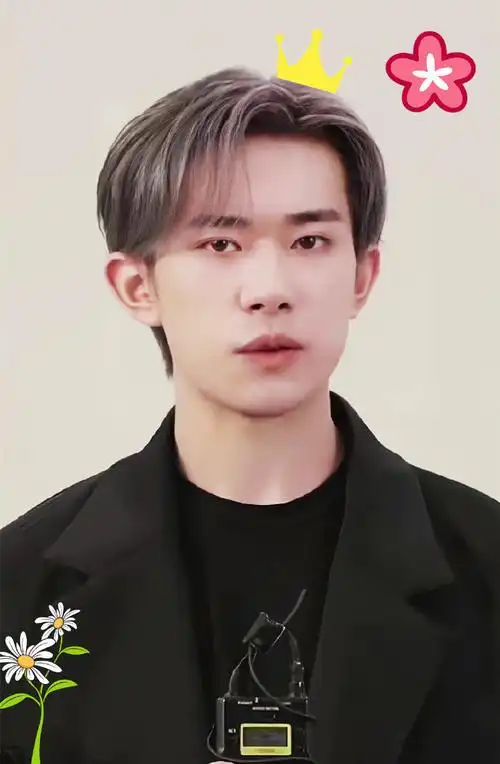 易烊千玺又换新发色#易烊千玺这是为新角色还是为舞台染得头发呢烫