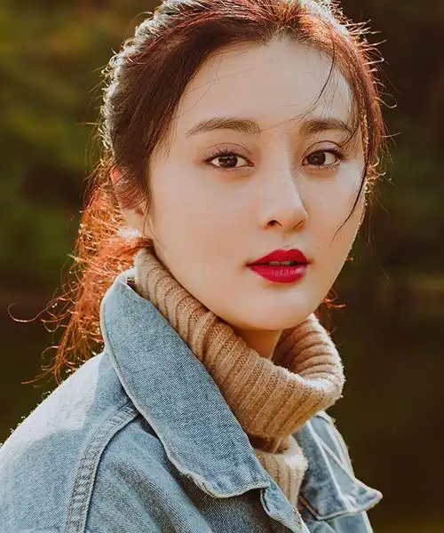 甘露,出生于江西省南昌市,于中央戏剧学院导演系本科,中国内地女演员