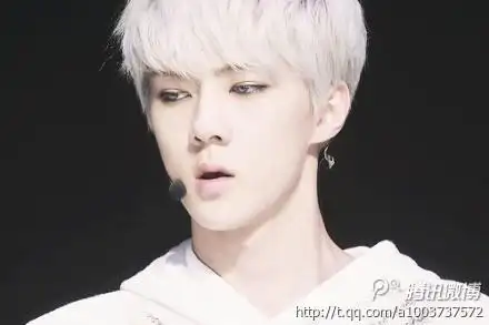 吴世勋的一张图片,白头发,戴麦.