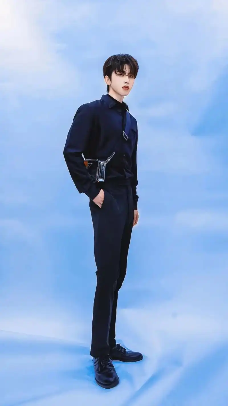 蔡徐坤 #蔡怡涵专 #蔡徐坤prada全球代言人 全身照绝 - 抖音